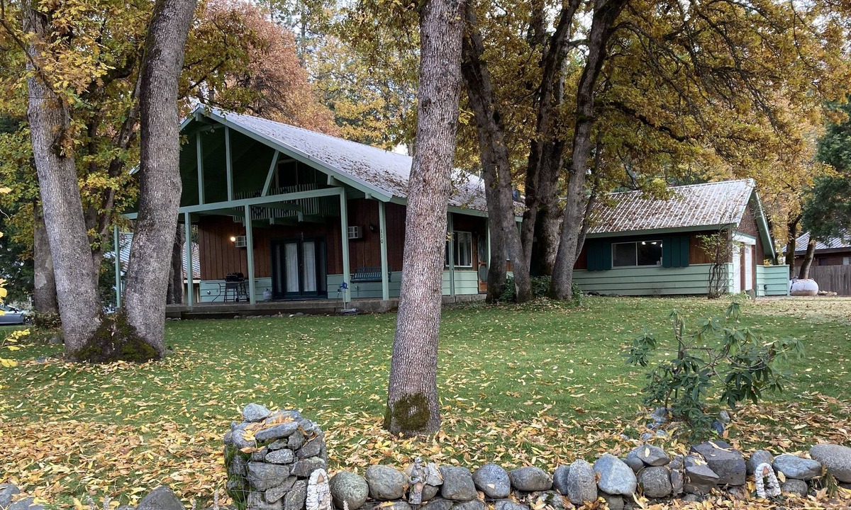 Coffee Creek Ski Chalet | Trinity Alps & Lake Family Chalet with Game Room