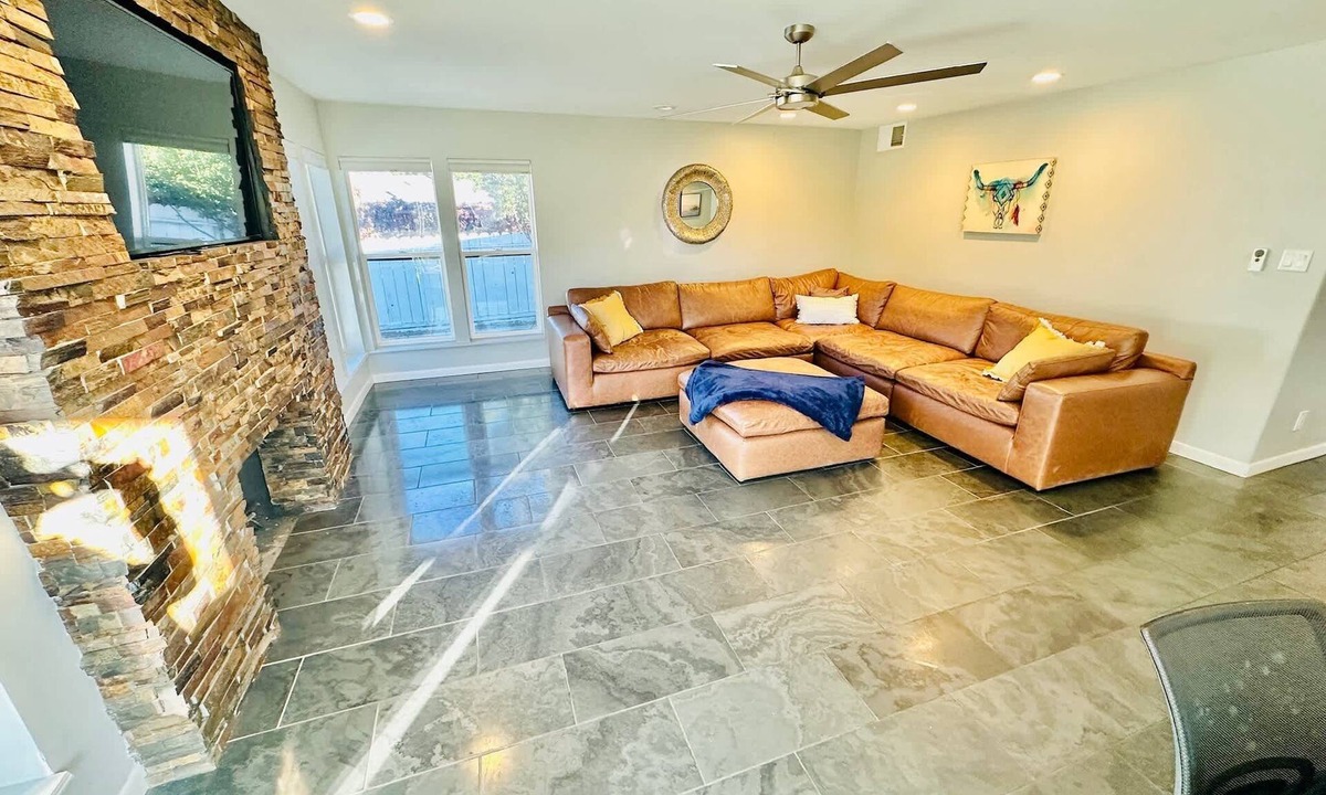 Old Southwest House | Triplex in Great Neighborhood/6 BR/10TVs/Sleeps 23