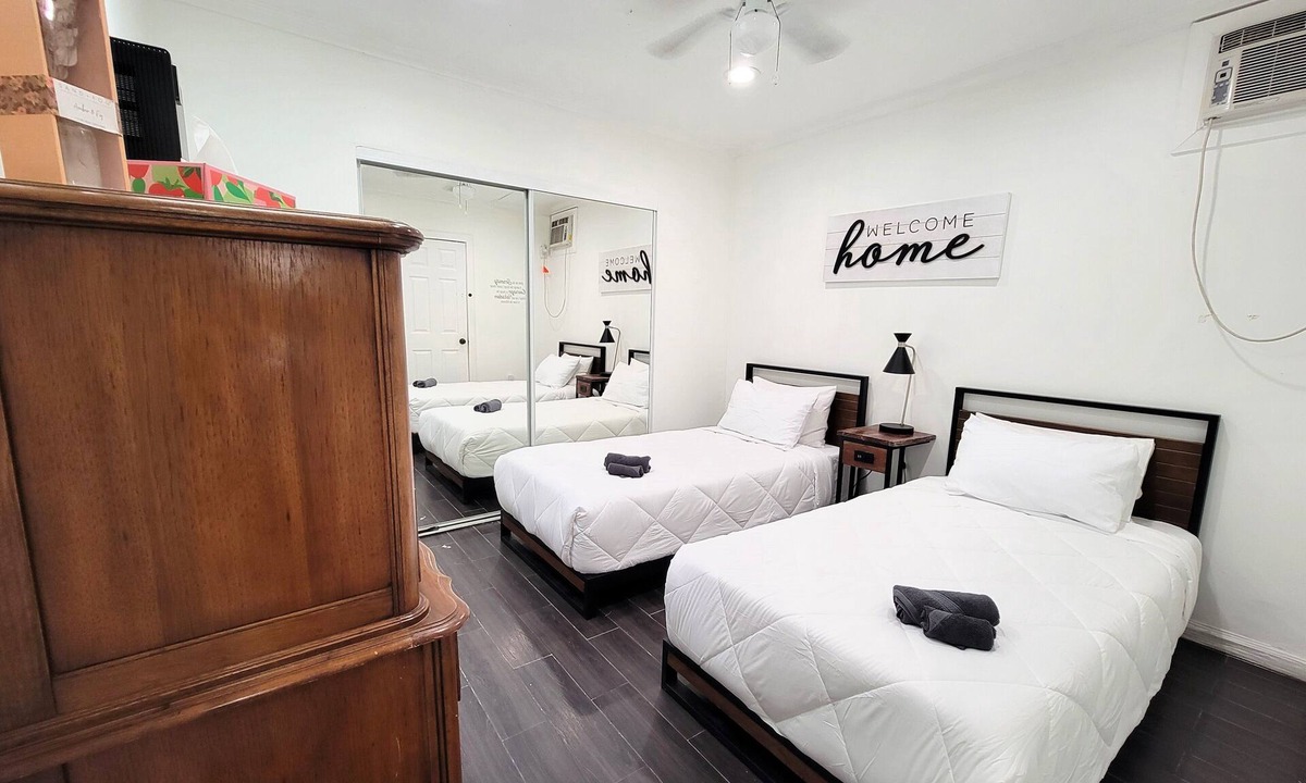 La Brea Apartment | Two bedroom private guest suite near Hollywood Walk of Fame and The Grove.