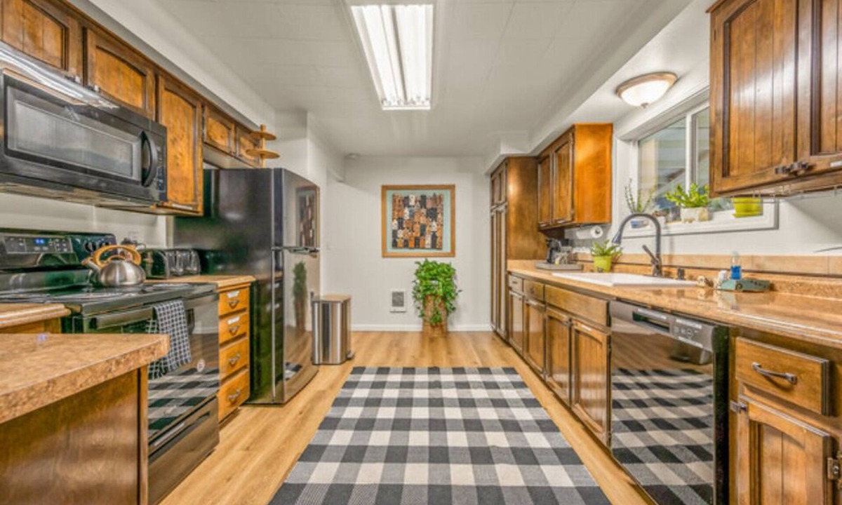 Longview Cottage | Two Colorful Suites incl. with Sauna and BBQ - Unique Northwest Vacation Rentals