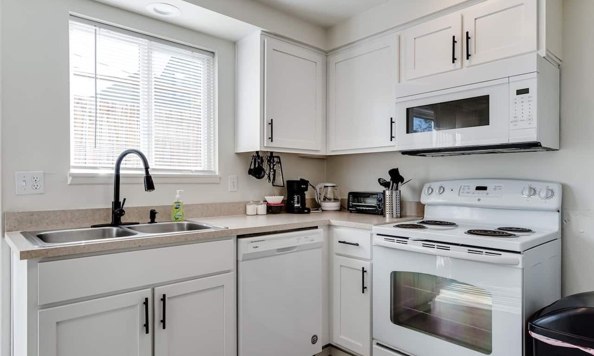 Friendly Apartment | U Oregon | King & Queen Beds | Patio & Deck