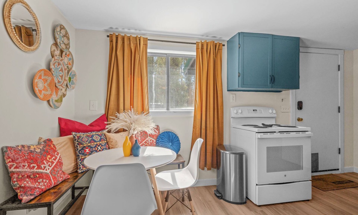 La Pine Cottage | Ultimate Getaway ~ Hot tub ~ Sauna ~ Fire pit ~ Sun room ~ Mins from hwy & town