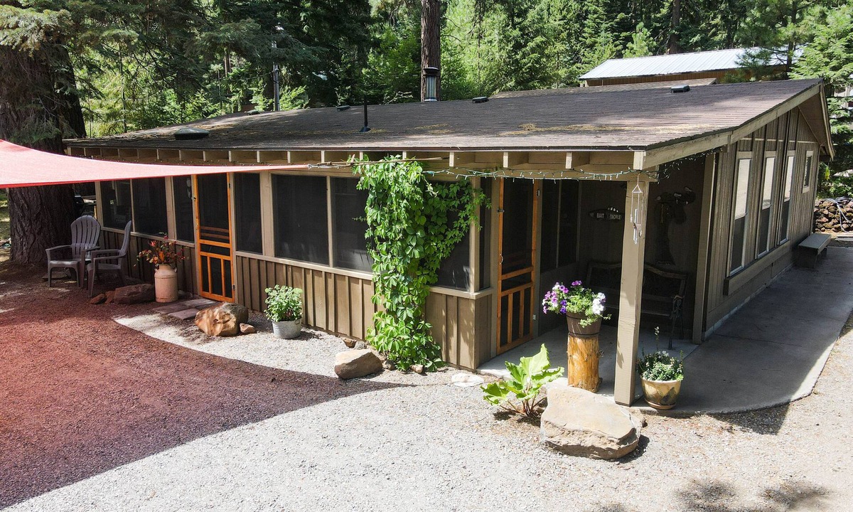 Klamath Falls House | Upgraded Rustic Themed Retreat w/screened porch in Rocky Point.