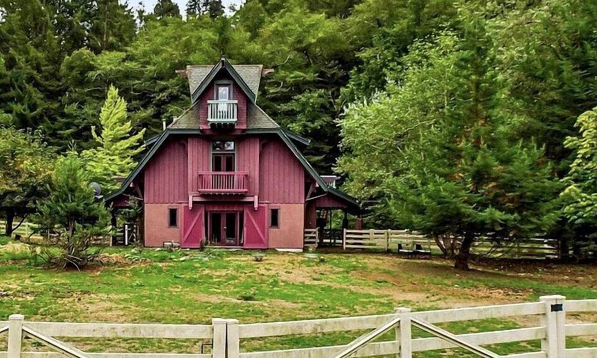 Berry Glenn Cabin | Upscale Farmhouse Cabin Encircled by Redwoods, Northern California