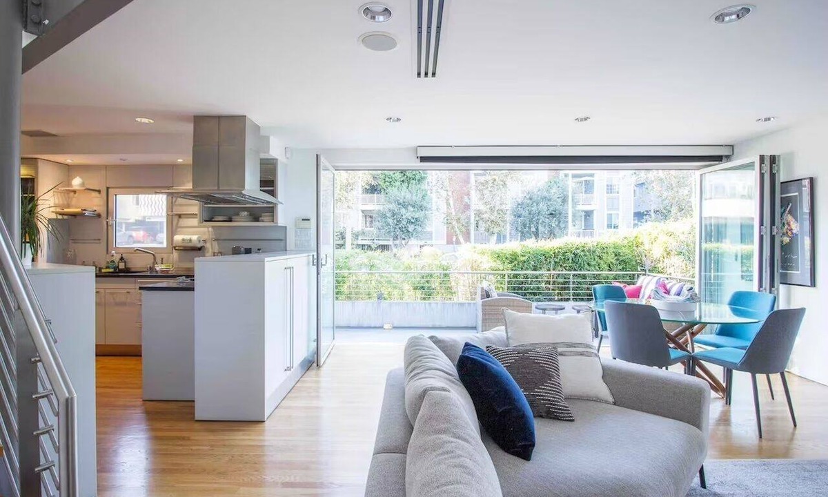 Sawtelle House | Urban Luxury Charm. 2-bedroom house in beautiful Brentwood with AC.