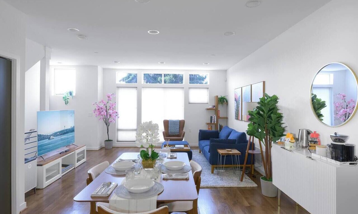 Greenwood House | Urban Modern Townhouse Walk to Wonderful Shops, Restaurants & Coffee