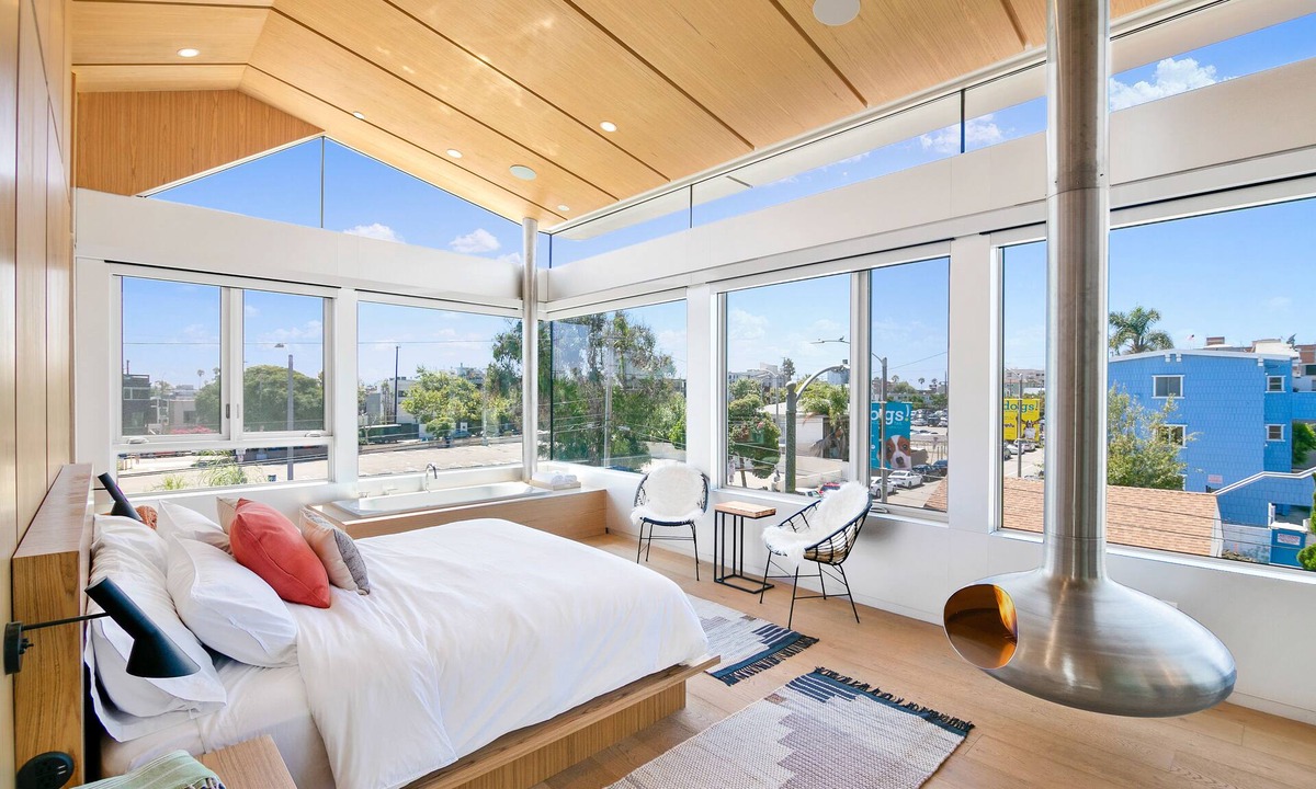 Venice House | VibeLoft - Modern Home with Rooftop & Spa
