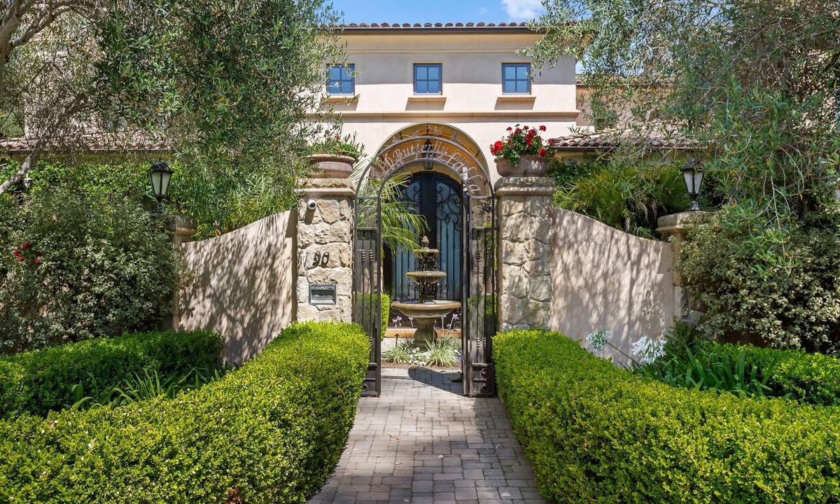 Montecito House | Villa Farfalla; Montecito villa near Butterfly Beach with 4 bedrooms, yard, grill.