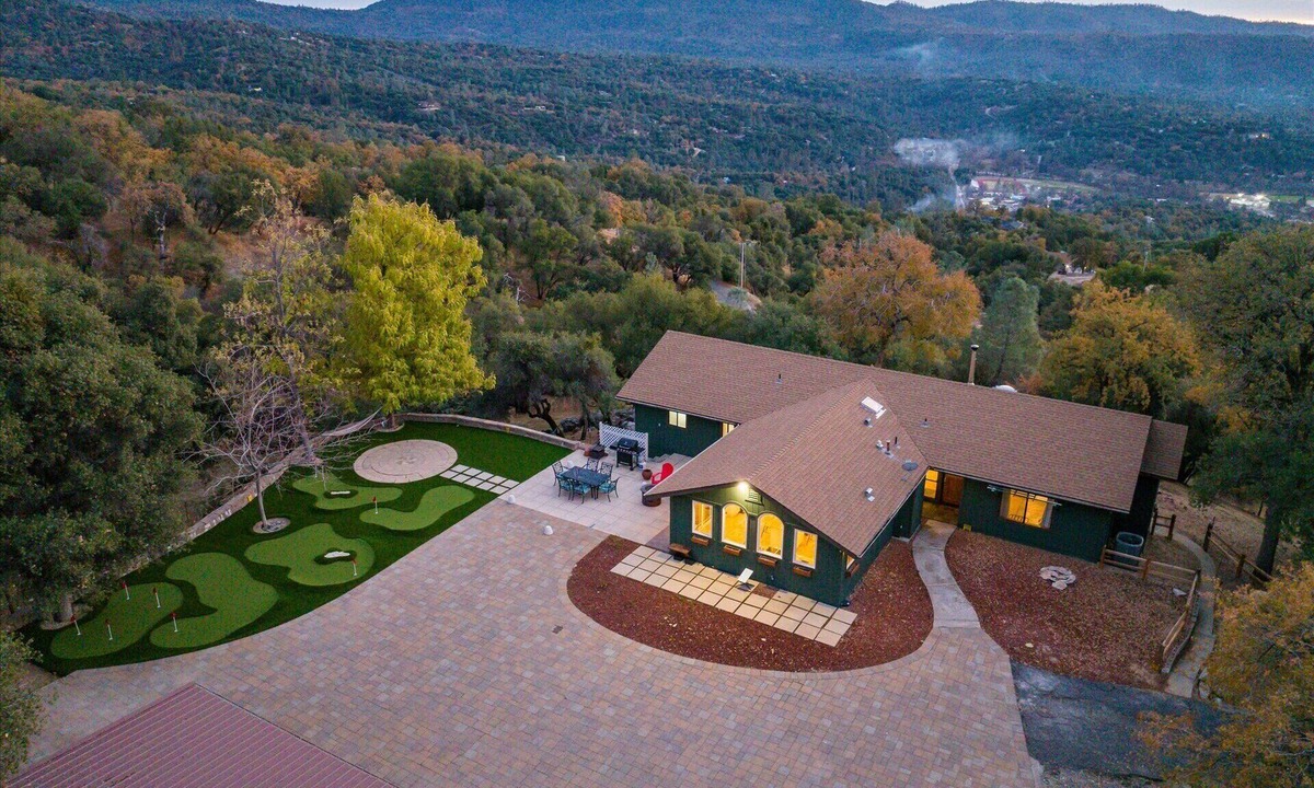 Oakhurst House | Vista Haven with stunning views/hot tub/mini golf!