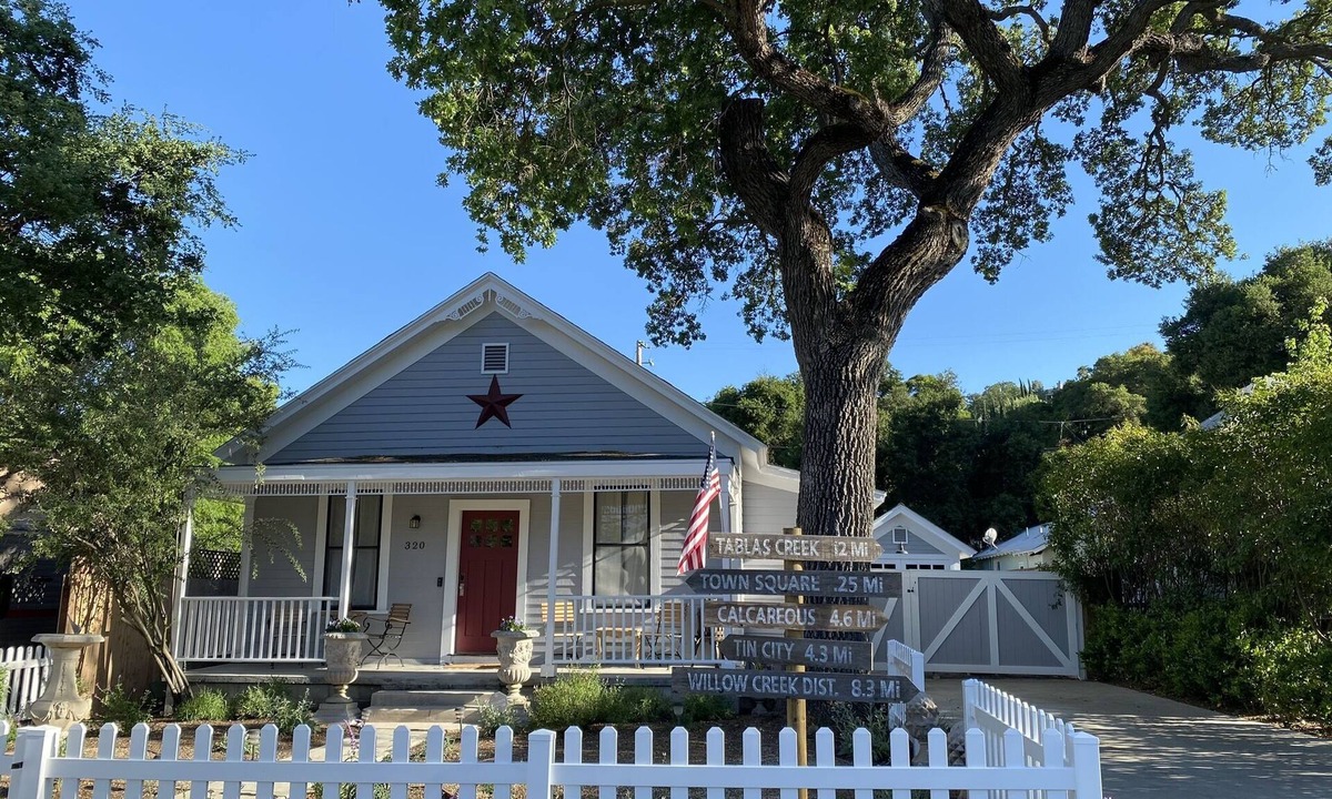Paso Robles House | Walk only two blocks to downtown with private backyard space! Pet-Friendly!