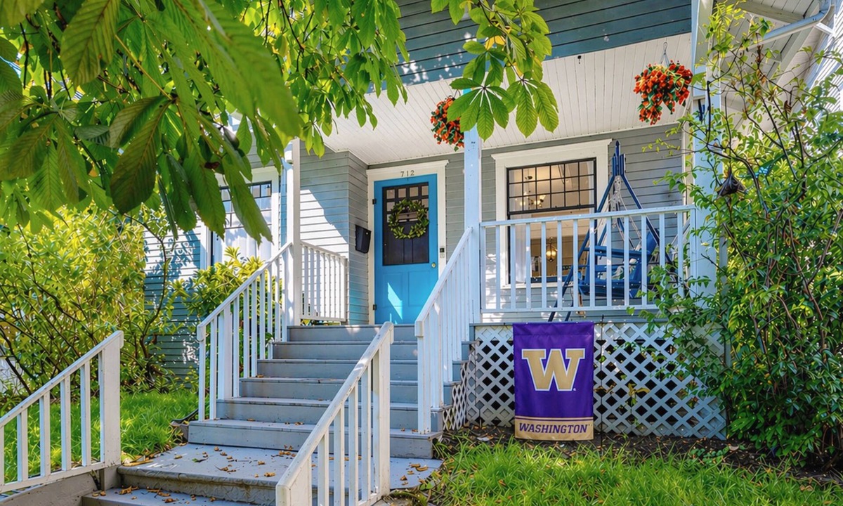 University District House | Walk to UW, Light Rail - 3BR Seattle Craftsman, AC, Gym, 24/7 Security, 2Parking
