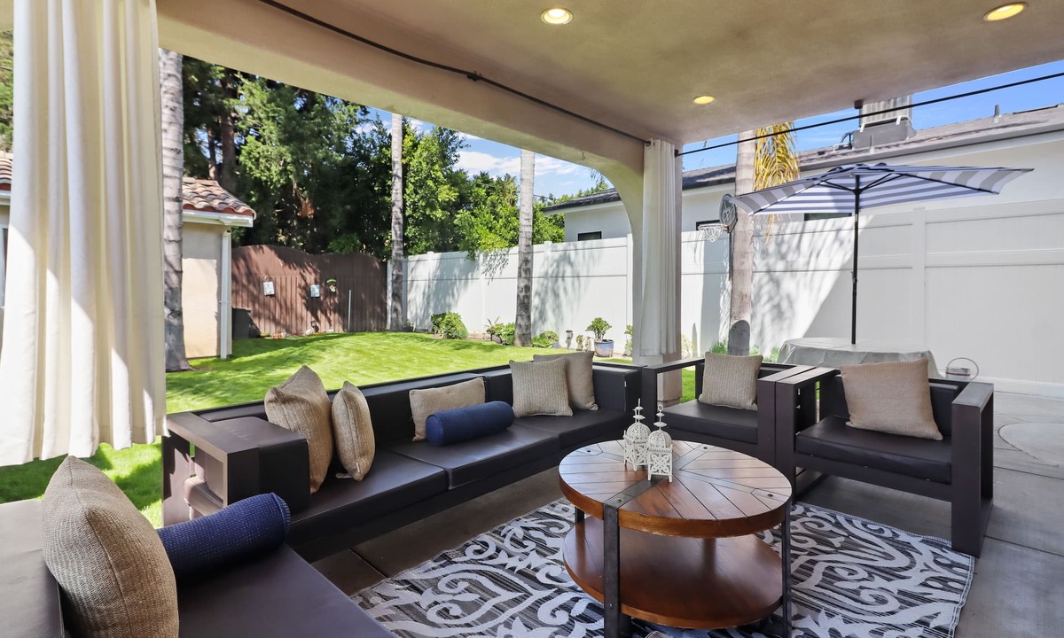 Sherman Oaks House | Warm, Inviting, Spacious Mediterranean Style Home Near Universal Studios