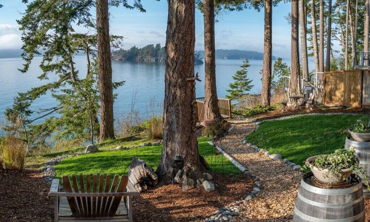 La Conner House | Waterfront, 2 kitchens, 2 living areas, 3 bedrooms, 3 bathrooms. Quiet.