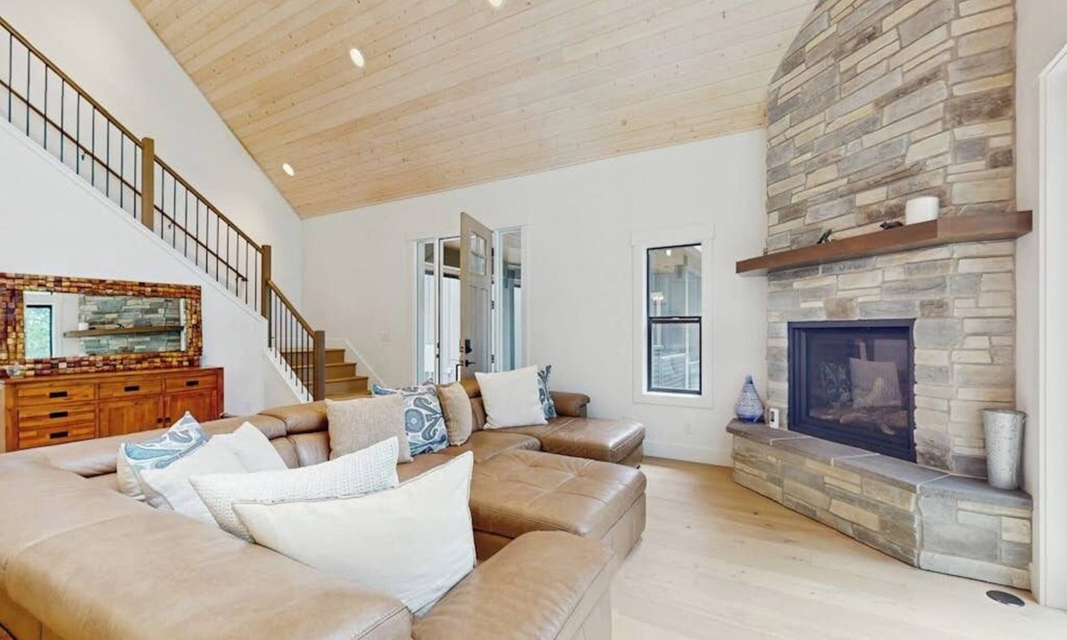 Easton Cabin | Waterfront cabin with panoramic views and lake access, dog-friendly