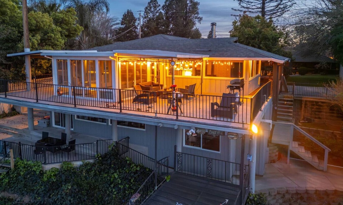 Cascade House | Waterfront Retreat. Cozy Full Kitchen Sleeps 11