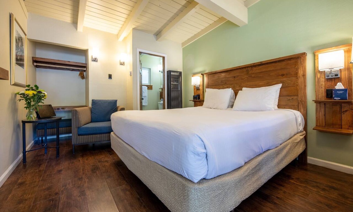 Tahoe Island Hotel | Welcoming 1-king bedroom lodge in South Lake Tahoe w/Kitchen