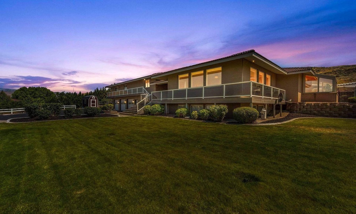 Monitor Villa | Wenatchee Mansion. 6500 sqft, pool, hot tub, 7 BR, theater, billiards and more!