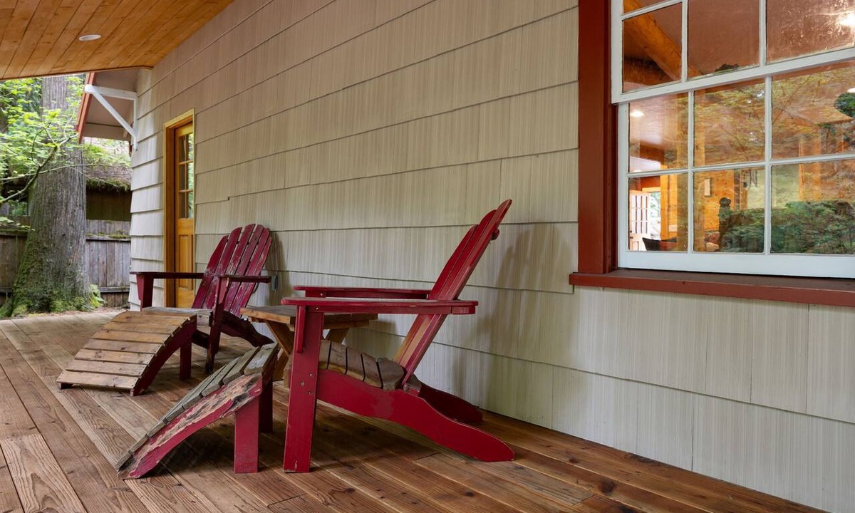 Zigzag House | Whispering Pines: Hot Tub Retreat w Sports Court