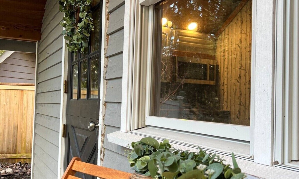 North Bend House | Witch Hazel Cottage with Jacuzzi tub & fireplace