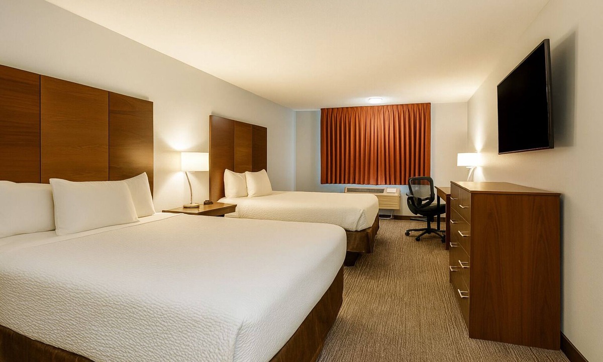 Grants Pass Hotel | Wonderful Place To Stay! 2 Accessible Units! Close to Performing Arts Center!