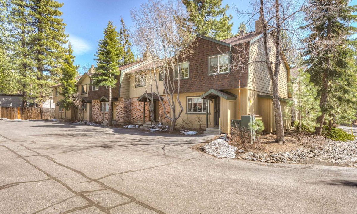 Lake Forest Condo | Wonderful year-round escape near skiing & lake with pool, hot tub, & deck