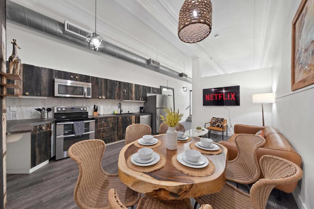 Gaslamp Quarter Apartment | Woolworth Loft -Downtown Apt Sleeps 8 Near Gaslamp