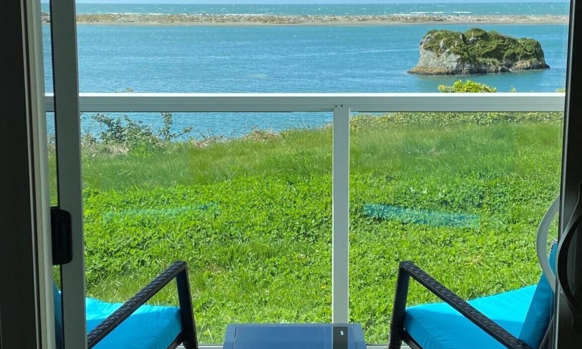 Smith River Hotel | Xaa-wan'-k'wvt Village & Resort