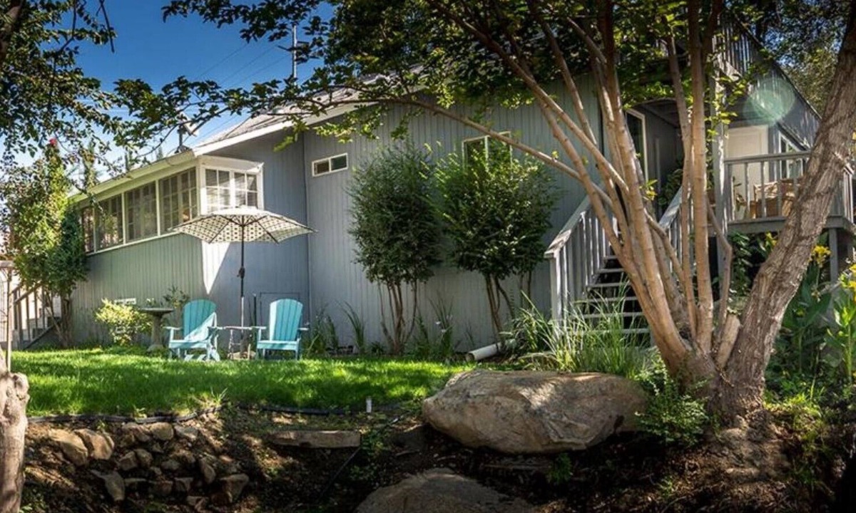 Three Rivers Cottage | Your cozy nest while hiking in Sequoia Park with bonus nearby river beach pass!