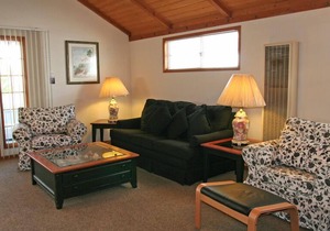 242CL: Budget-friendly Catalina Cottage + Vaulted Ceilings + Front Porch in Avalon