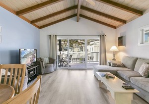 318CL Upper: Spacious Avalon Home, Cathedral Ceilings, Ample Balcony, Mtn Views in Avalon