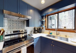 Inviting & comfortable Black Butte home with hot tub, pool, tennis & basketball