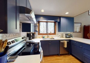 Inviting & comfortable Black Butte home with hot tub, pool, tennis & basketball