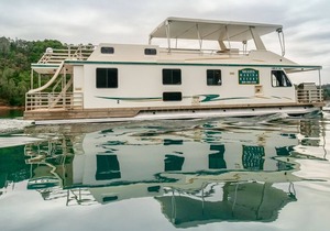 Shasta Marina on the Packers Bay Mirage II houseboat