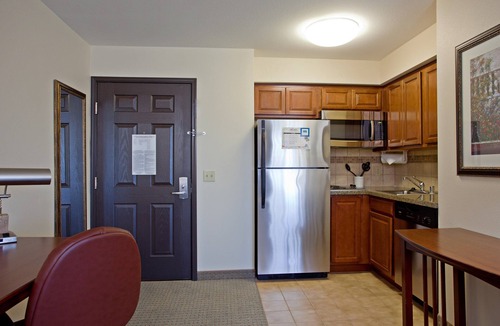 Palmdale Apartment | 1-Bedroom Queen Suite w/Full Kitchen, Palmdale