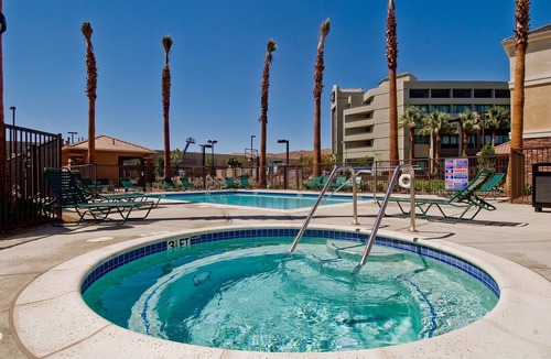 Palmdale Apartment | 1-Bedroom Queen Suite w/Full Kitchen, Palmdale