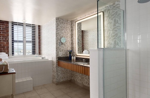 Fisherman's Wharf Hotel | 1-Bedroom Suite at a 4.5⭐️ Hotel