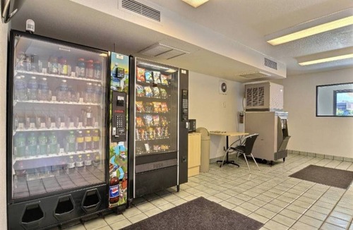 San Bernardino Apartment | 1 King Bed|Smoking,Mini Fridge