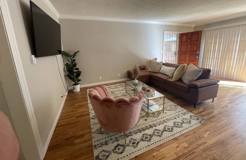 Downtown Apartment | 1 spacious Cozy Room right by the Santa Monica Pier.