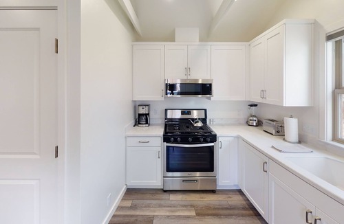 Arcata House | 11th Street Studio ~ New/Stylish & 3 blocks to Plaza!