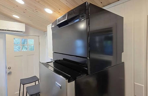Woodland Hills Cottage | 1BD/1BA Private Tiny House with Kitchenette & W/D