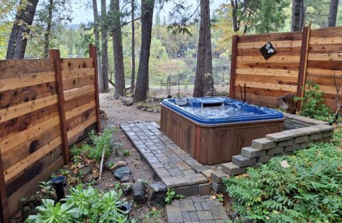 Mono Vista House | 1BR Dog-Friendly Lakefront Cabin w/Canoes