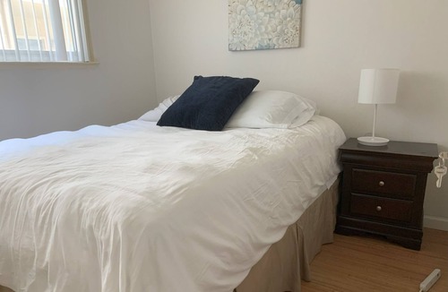 North Oak Park Apartment | 2 Bdrm Ground Floor Apt with Big Privacy - Perfect for a Traveling Pair