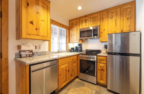 Tahoya Shores Hotel | 2 Bedroom| Kitchen | Pool, Spa Tub & Parking | Near Lake Tahoe Beach