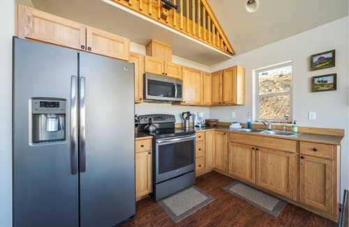 Brewster Cabin | 2 Bedroom + Loft cabin, sleeps 8. Views, acreage, wildlife, and adventure!