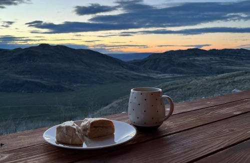 Brewster Cabin | 2 Bedroom + Loft cabin, sleeps 8. Views, acreage, wildlife, and adventure!