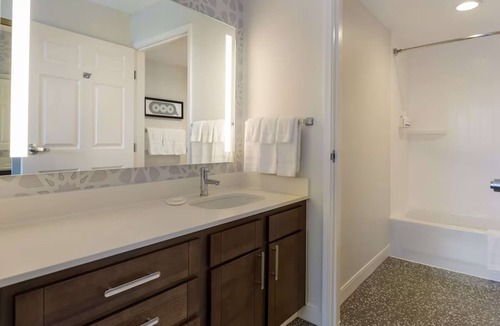 Oyster Point Hotel | 2 Bedroom Suites with Free Breakfast with Pool access near San Francisco Zoo