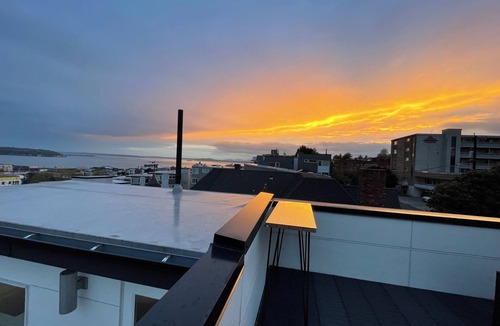 Lower Queen Anne House | 2-bedroom townhome w/cool AC. Walk to Seattle Center, Climate Pledge w/parking