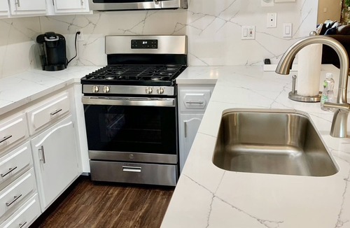 Huntington Beach House | 2 BLOCKS TO BEACH, CENTRAL AC, DOGS ALLOWED, WALKING DISTANCE TO PIER, HOT TUB