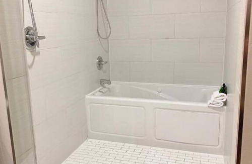 Torrance Hotel | 2 Business-ready Deluxe Double Room near Torrance Hubs and Beaches.