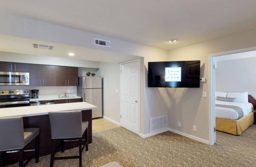 Newark Hotel | 2 Charming Suite Perfect for Family Vacations | Free Breakfast